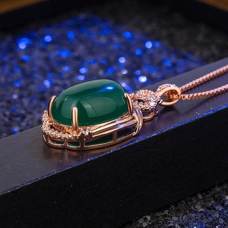 Verdeluxe Pendant Necklace